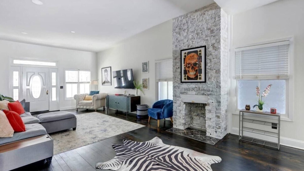 Dixon Park Apartment | Yellow Door Inn, Modern | Dog-Friendly | Mini Golf!