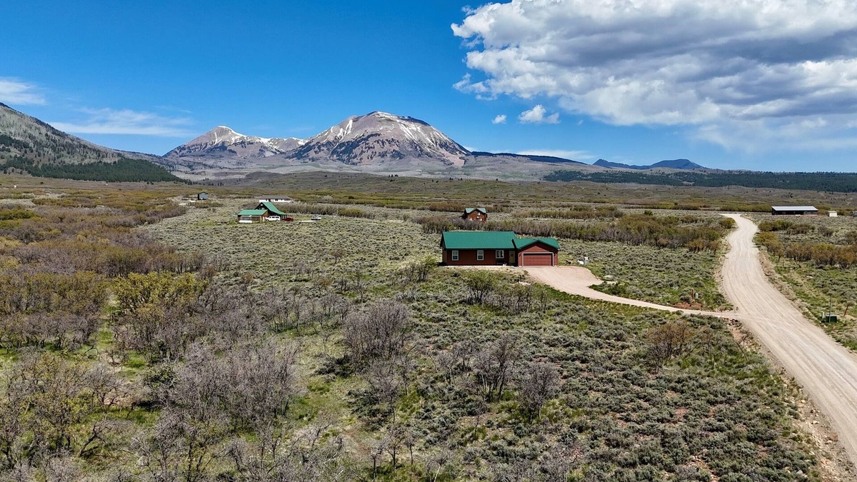 La Sal House | Yellow Door Retreat I Mountain Views I Privacy I 30 Minutes to Moab!