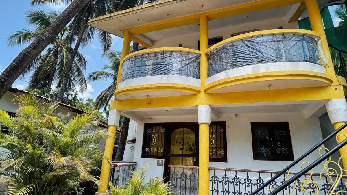 Anjuna Villa | Yellow Haven 4BR Villa in Goa by Homeyhuts