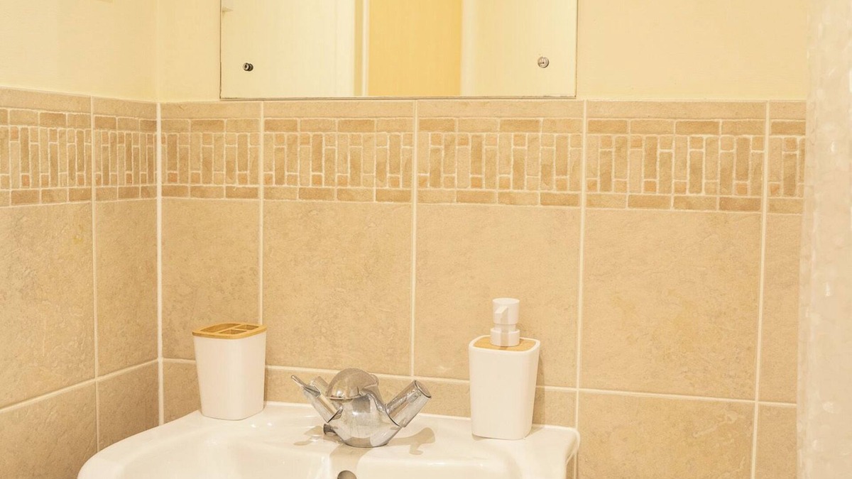 Swindon House | Yellow Haven | Spacious 3 Bd 3 Bath | Free Parking