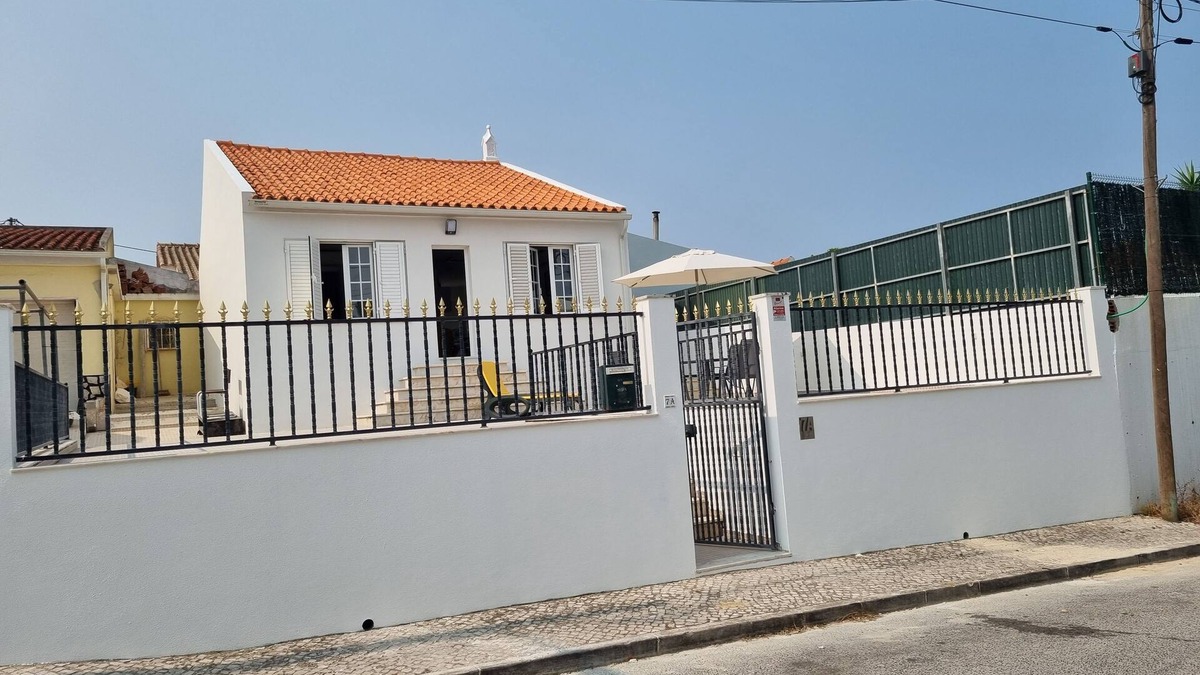 Charneca de Caparica e Sobreda House | Yellow House