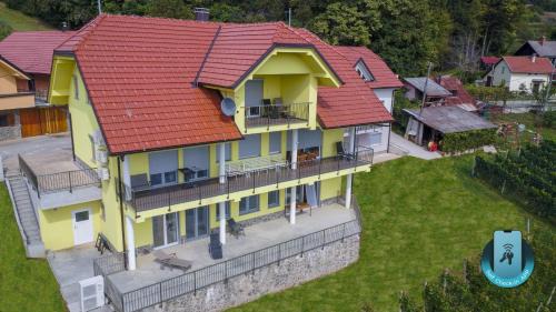 Metlika Apartment | Yellow House Grabrovec