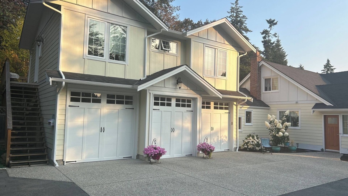 View Royal House | Yellow House Living - 2 bedroom Carriage House