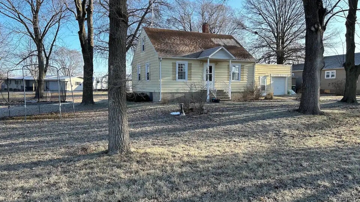 Coal City House | Yellow house near the railroad tracks in Coal City