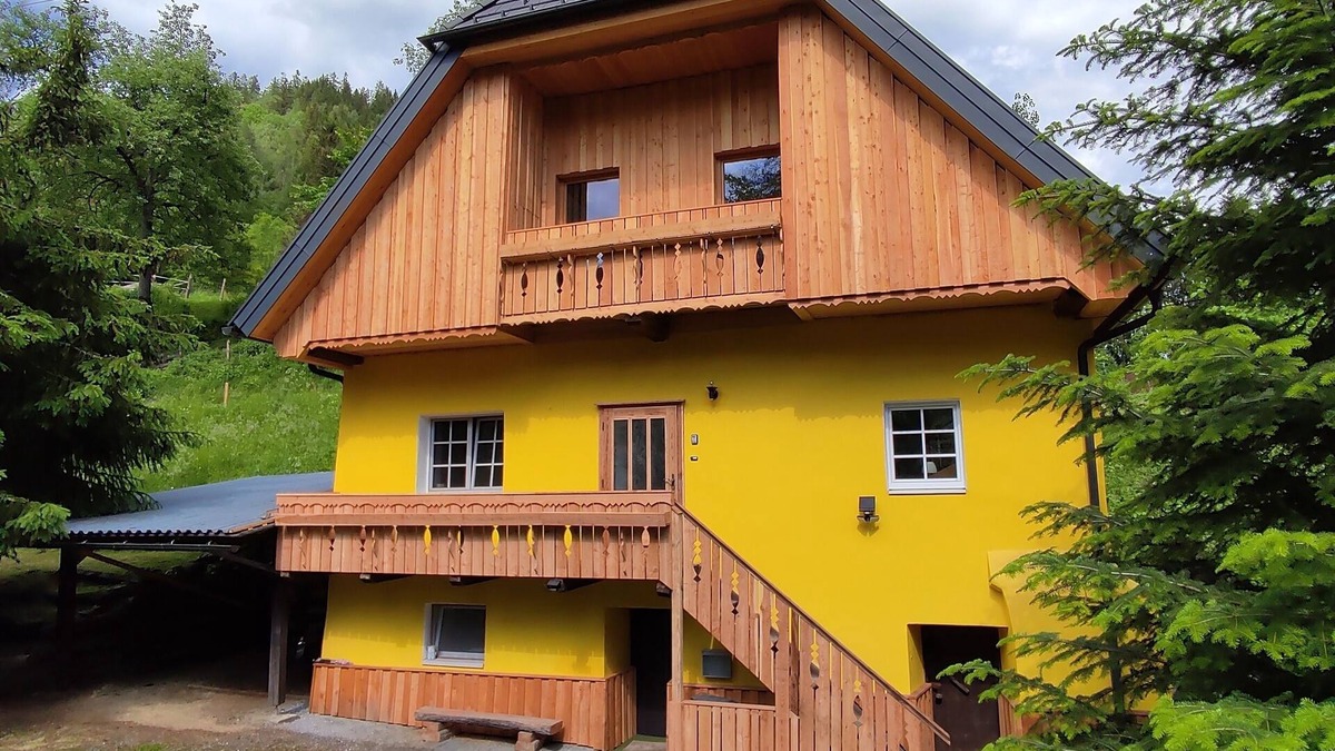 Sankt Georgen am Kreischberg House | Yellow house: secluded location, sauna hut, terrace, fenced - vacation with dog