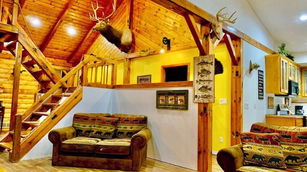 Linton Cabin | Yellow River Lodge 6-bedroom cabin w/Pool &Hot Tub & Pool Table