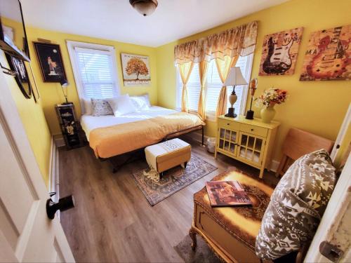 Dover House | Yellow Rm Dover- Del State, Bayhealth- Dov Base