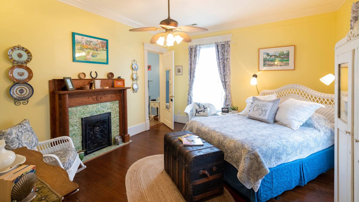 Washington House | Yellow Room at When Pigs Fly Inn