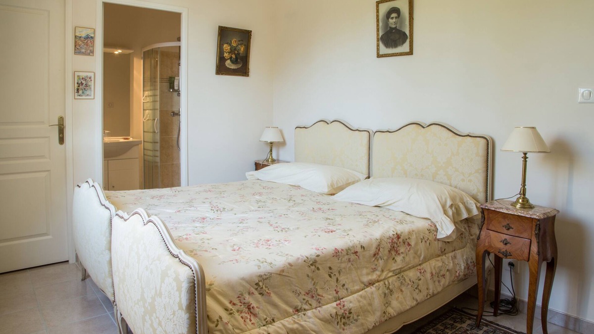 Vergt House | Yellow room: Louis XV decor overlooking south-facing garden