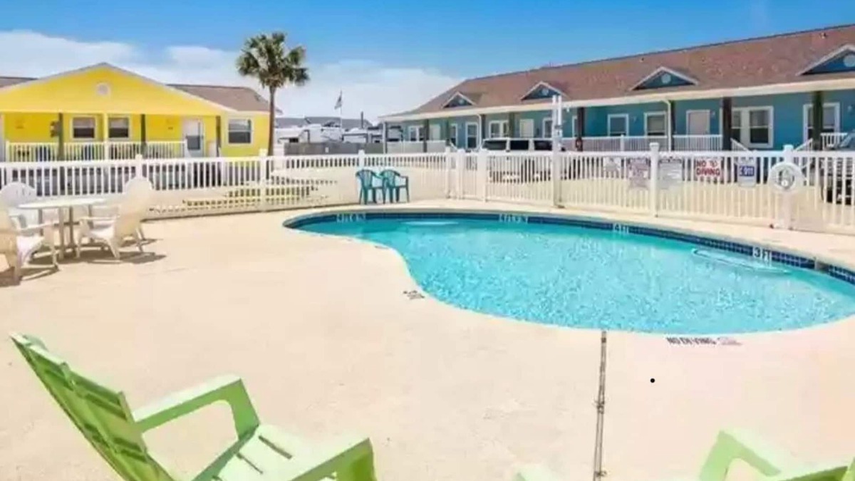 Sand Point Condo | Yellow Sunshine condo close to the beach