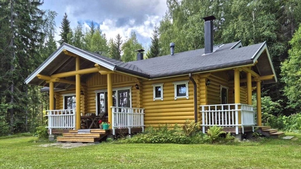 Hiukkajoki House | Yellow vacation home