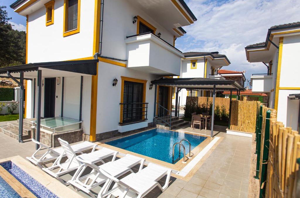 Tasbuku Villa | Yellow Villa