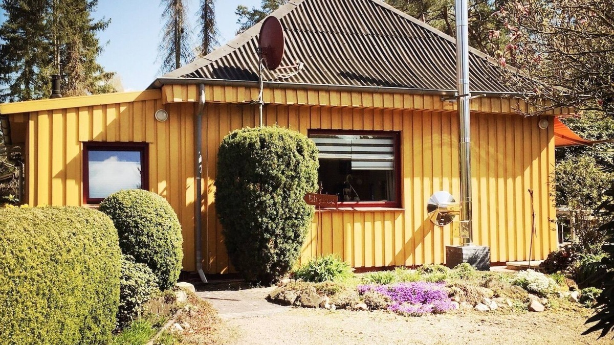 Rehburg-Loccum House | Yellow wooden house near Mardorf on the Steinhuder Meer