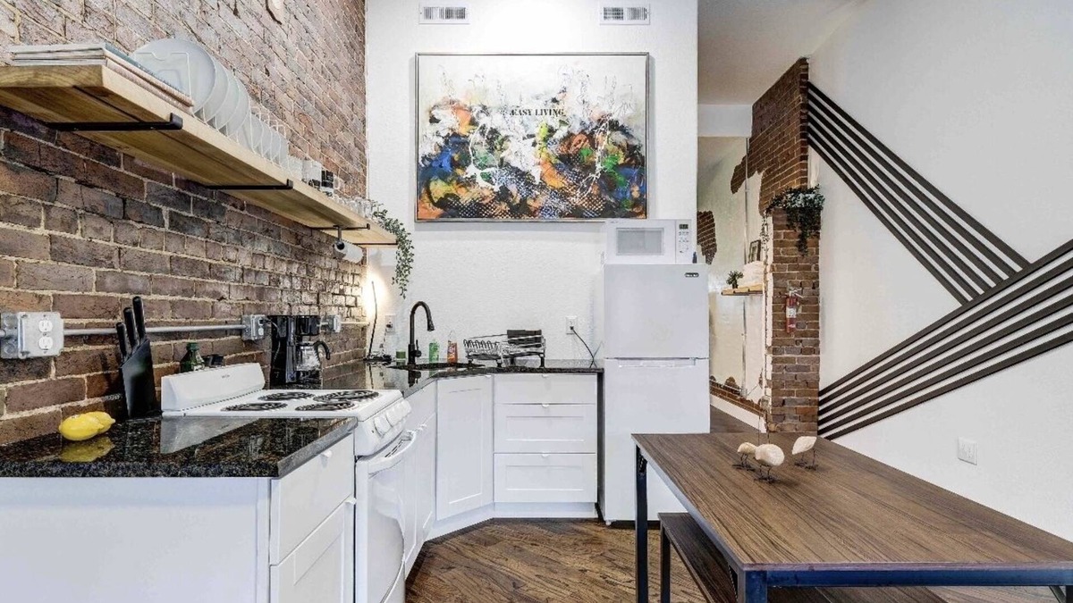 Baxter Springs Apartment | YellowDoor Downtown