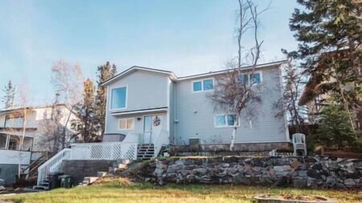 Yellowknife Apartment | Yellowknife Downtown 50a avenue Retreat