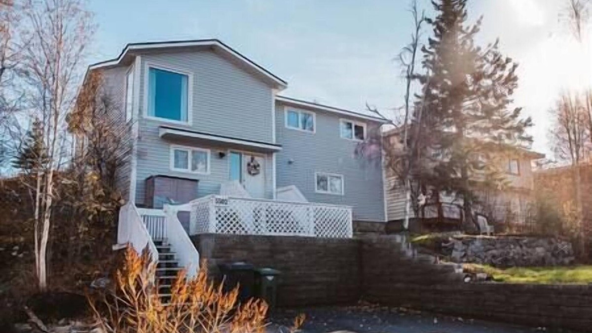 Yellowknife House | Yellowknife Downtown Toboggan Hill Retreat