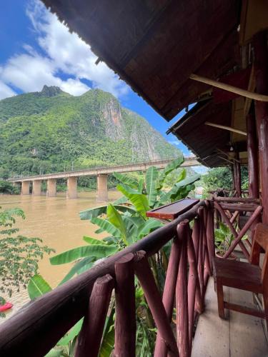 Nong Khiaw House | Yensabai Bungalow River view