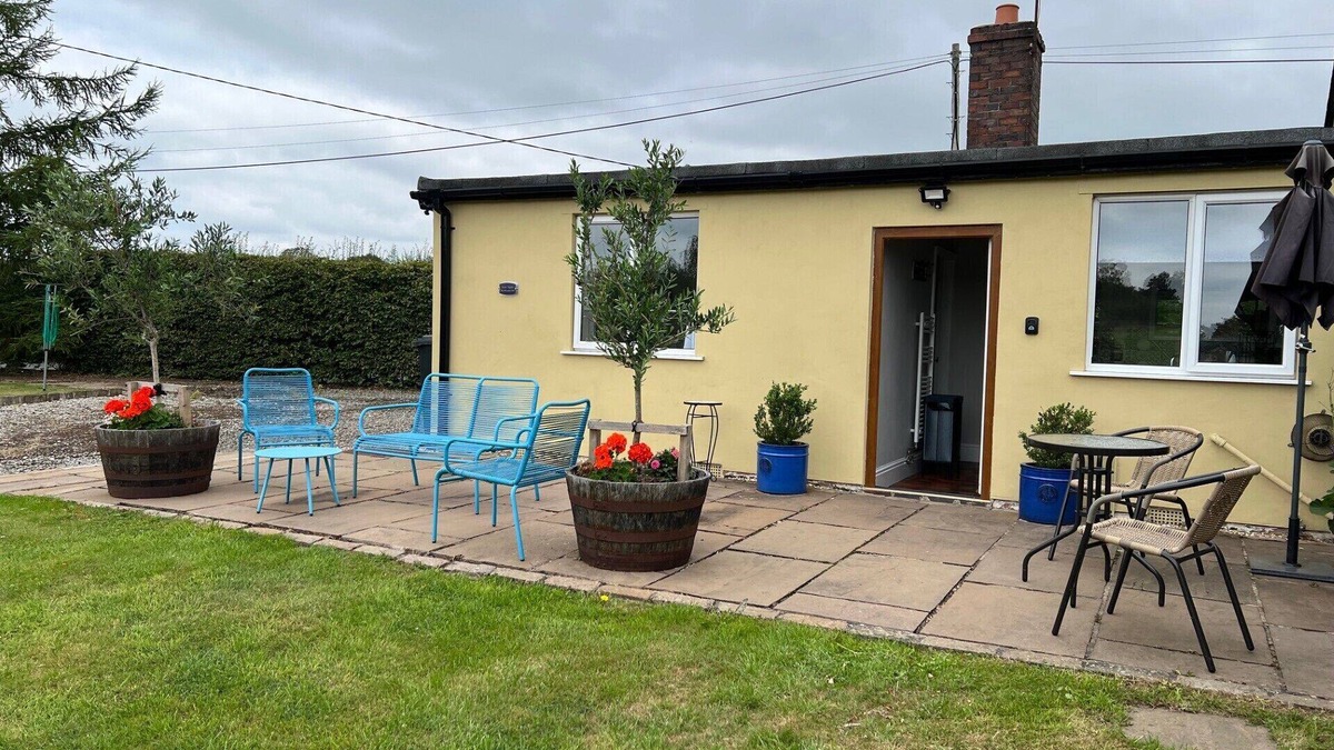 Onneley House | Yew Tree Bungalow, Onneley, Cheshire - Sleeps 4