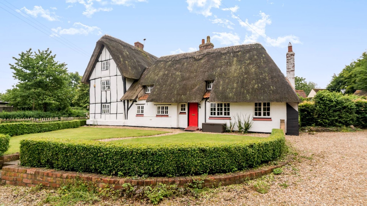 Moulsoe Cottage | Yew Tree Cottage- Sleeps 12, Garden & Pet-Friendly