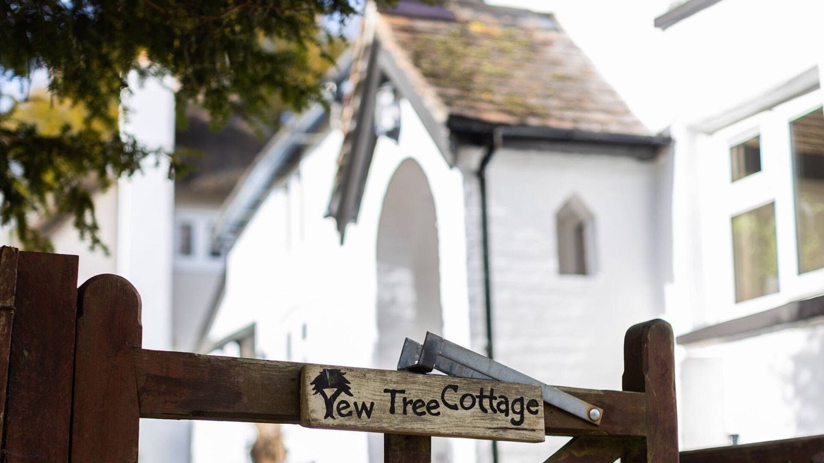 New Forest District Cottage | Yew Tree Cottage - detached cob cottage in the heart of Nomansland.