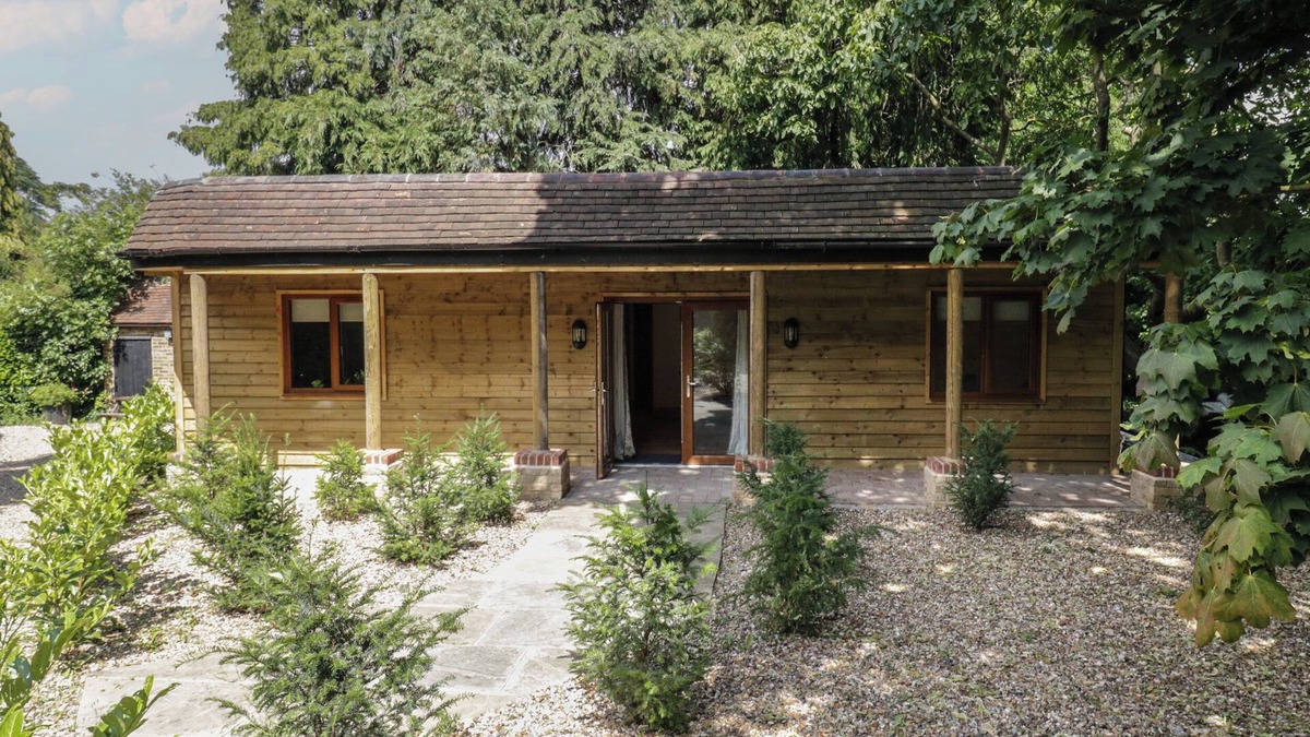 Dartford Cottage | YEW TREE COTTAGE, family friendly, with pool in Dartford