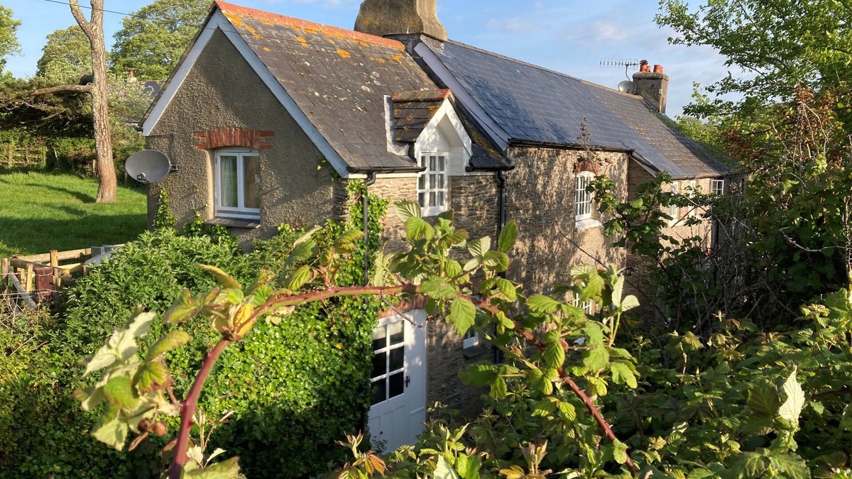 Stoke Fleming Cottage | YEW TREE COTTAGE, pet friendly, with open fire in Stoke Fleming