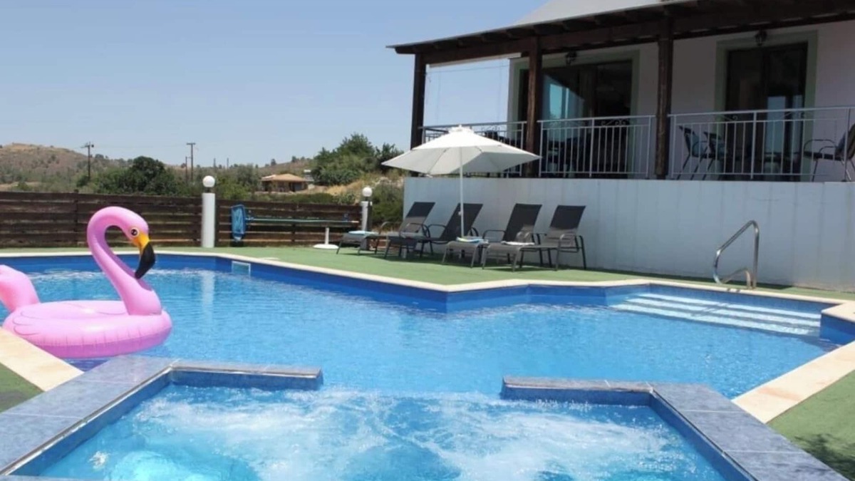 Vasa Koilaniou House | Yiannos House Pool and Span(near the train station museum)
