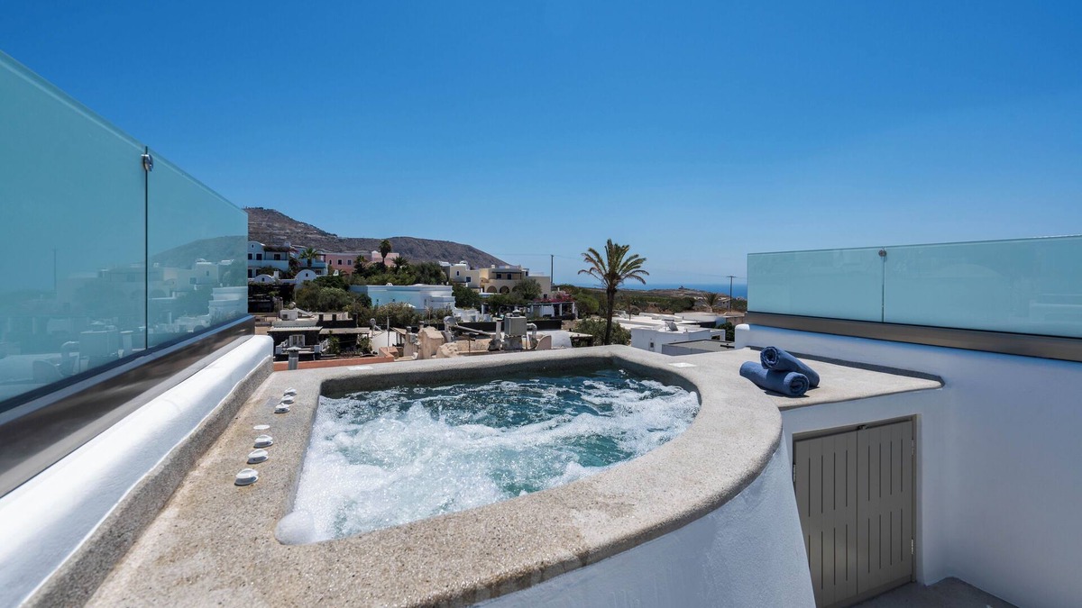Megalochori Villa | Yiota Collection 4 Suites & 4 Prive Jacuzzi
