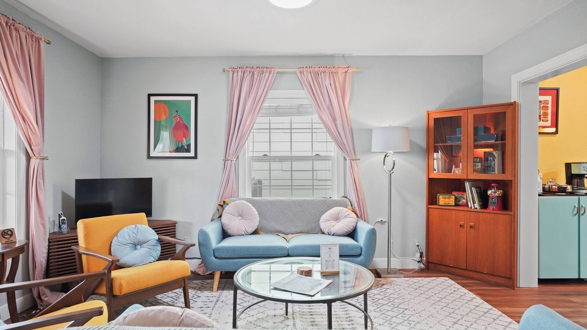 Davis House | Yolo Bungalow Cozy Craftsman in Downtown Davis 🌿 Historic charm meets modern comfort! Just steps from shops, cafés, restaurants, and the Farmers Market, this updated 100-year-old bungalow is perfect for families, academics, and pet lovers alik