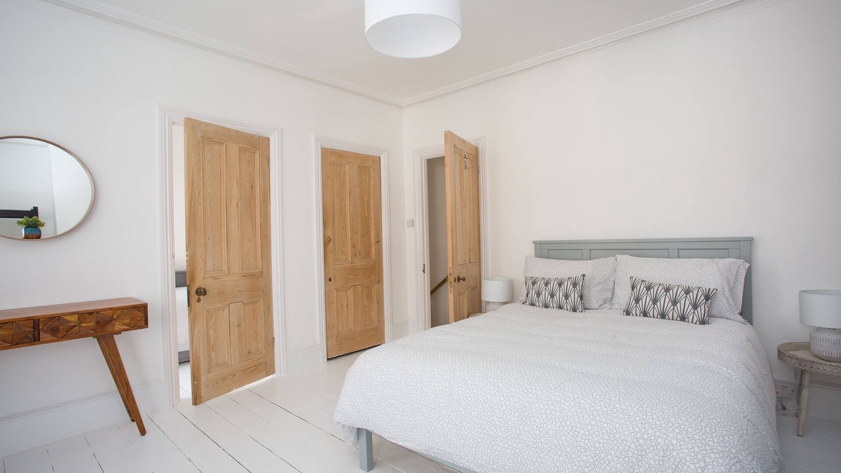Worthing House | York House - Sleeps 12 beach road with sea views