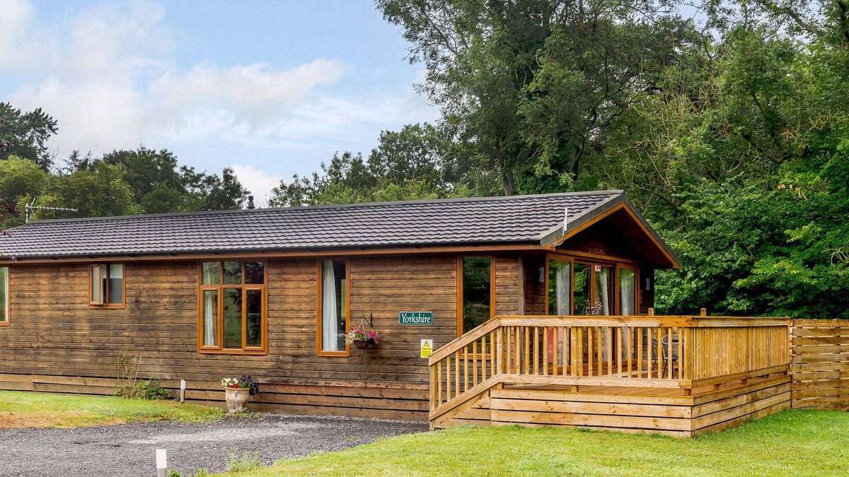 Kiplin Cottage | YORKSHIRE LODGE, pet friendly, with hot tub in Kiplin