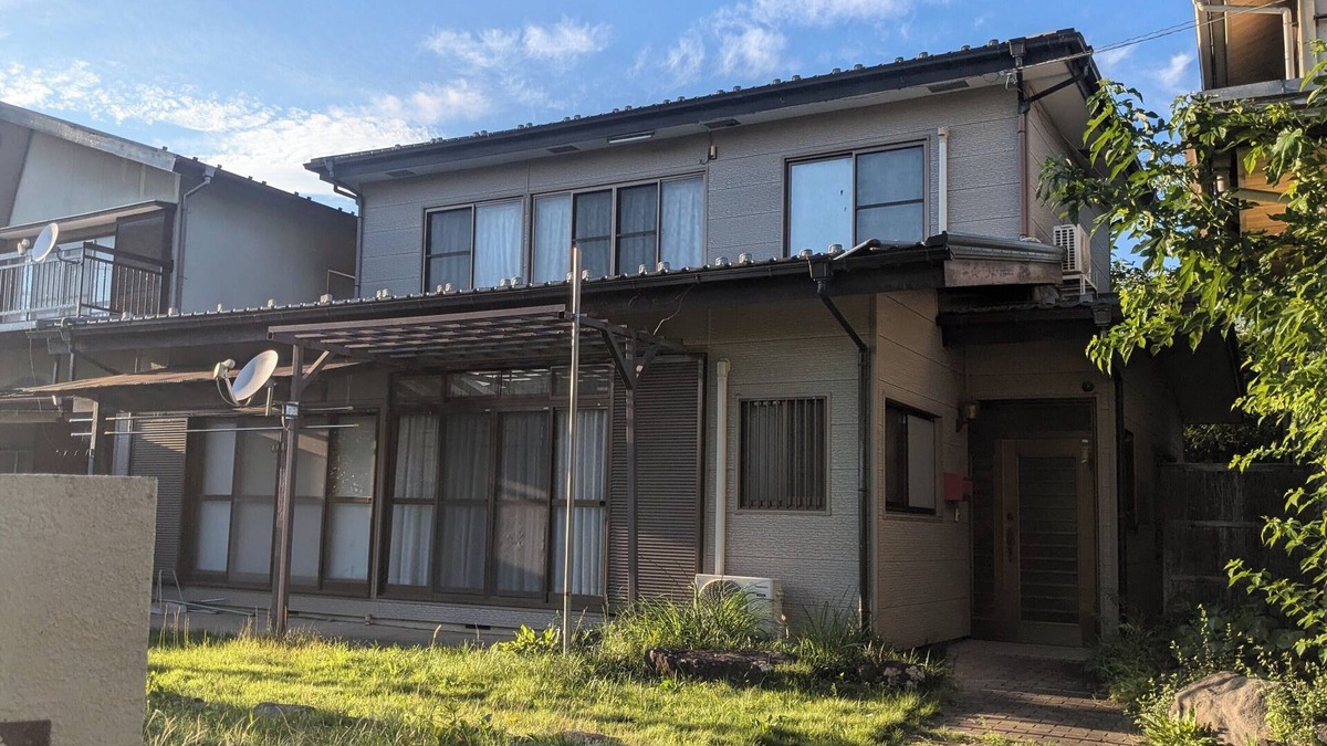 Kofu House | Yosekeshi Kofu Misaki. A Showa-era retro house surrounded by garden and nature. A healing place to spend time with your family at the edge of the house. 5 min. drive from Kofu Station.