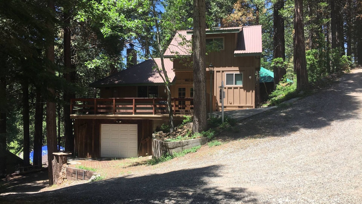 Sugar Pine Cabin | YOSEMITE CABIN IN HISTORIC SUGAR PINE -7 miles to Yosemite So. Entrance HOT TUB!