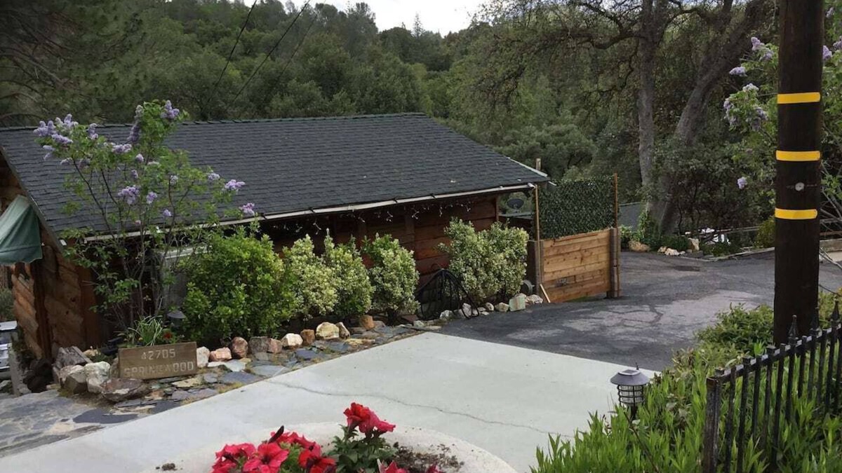 Yosemite Forks Cottage | Yosemite Creekside Cottage Oakhurst - Bass Lake Pets OK