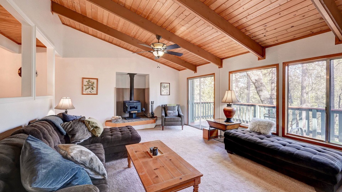 Groveland Cabin | Yosemite Pine Mountain Hideaway - king bed