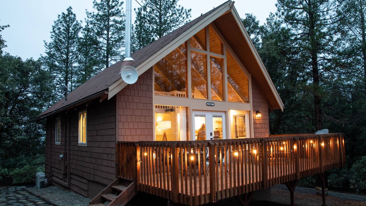 Groveland Cabin | Yosemite Retreat: Pet-Friendly Hilltop Cabin in Tranquil Surroundings