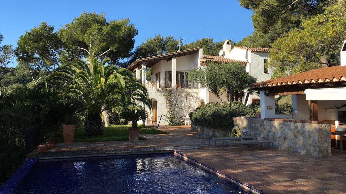 Tamariu Villa | You cook, eat and relax around the pool with nice sea view.
