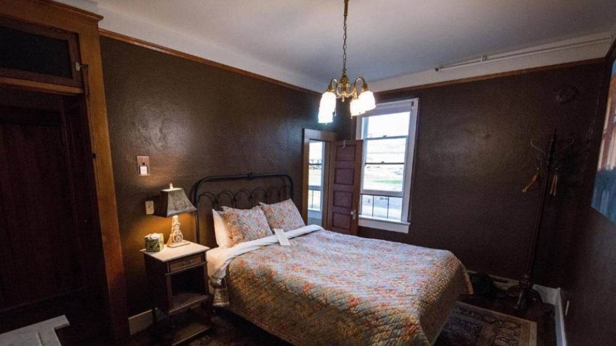 Dufur House | You found it! 2 Units w/ Free Onsite Parking, On-site Restaurant and Bar!