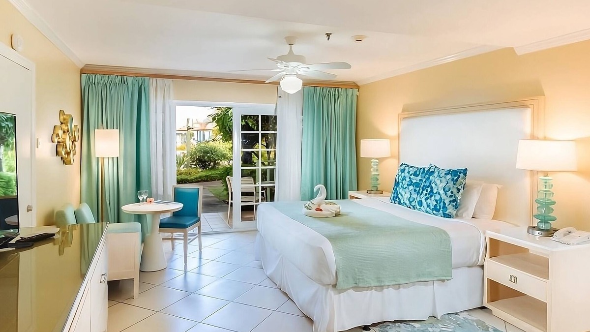 Rodney Bay Hotel | You Found it! Three Pool View Units, Beachfront, Free Parking, Outdoor Pool!