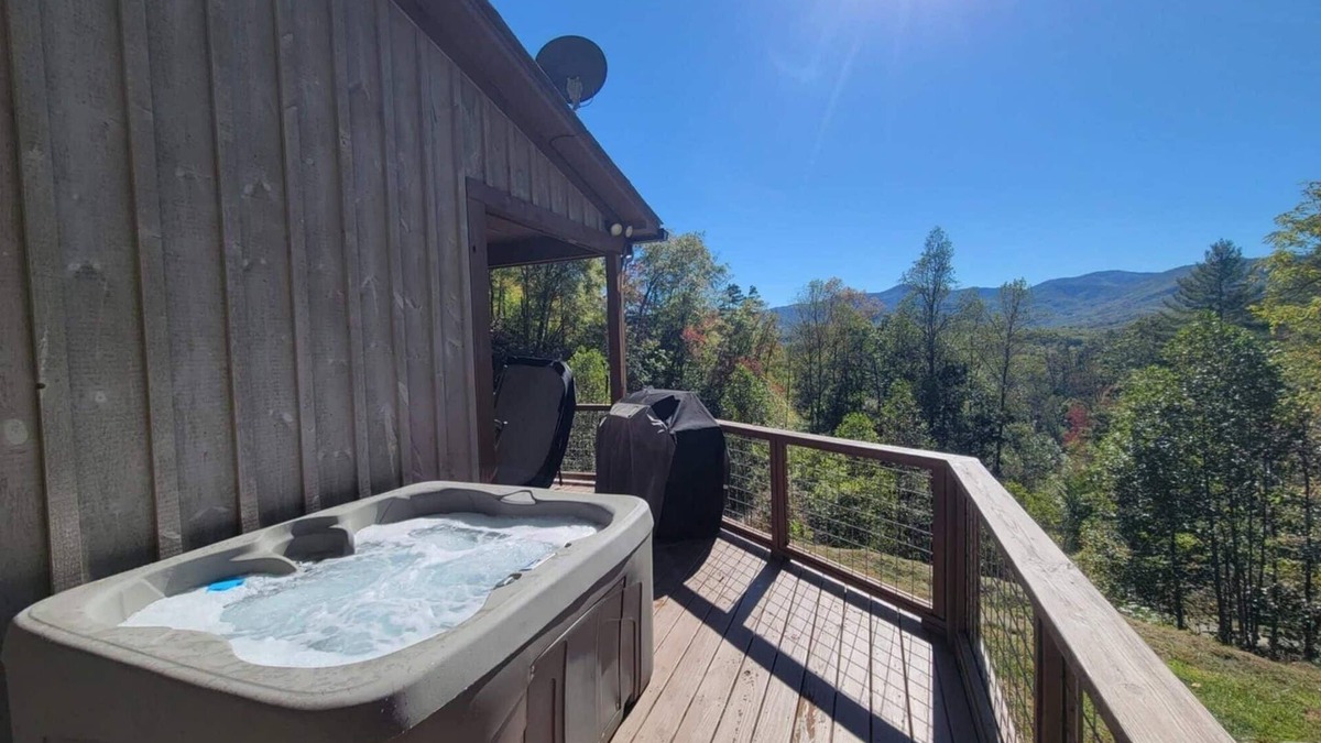 Whittier Cabin | You found the one! 13 mi to WCU, 8 mi to Casino! Dog friendly & HOT TUB! tubing