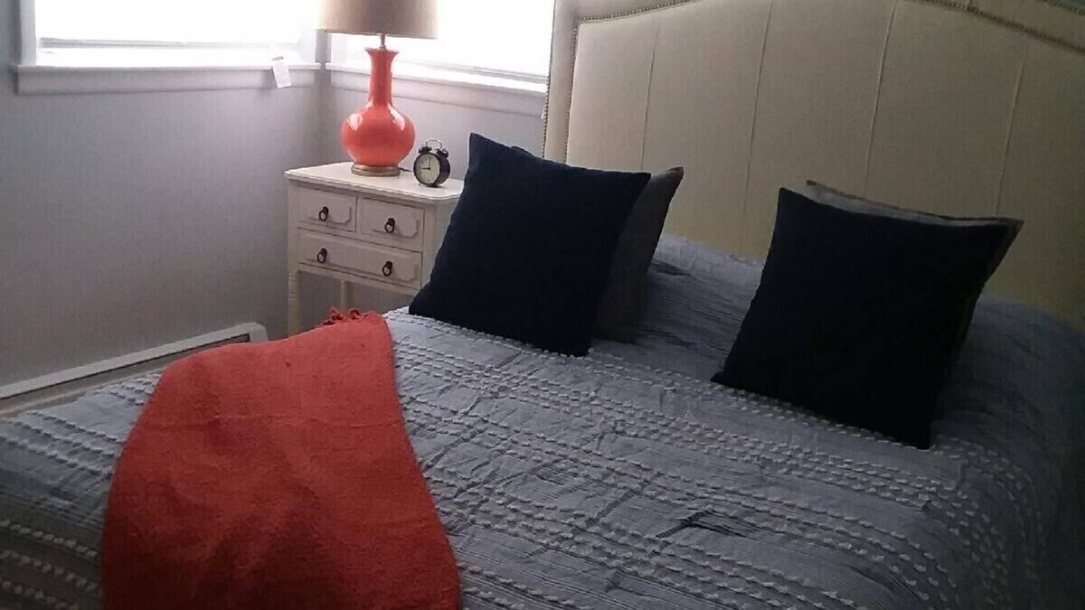 Berwyn Apartment | You'll love! Spacious, clean, remodeled, 2 bedroom, parking, coin W/D, linens