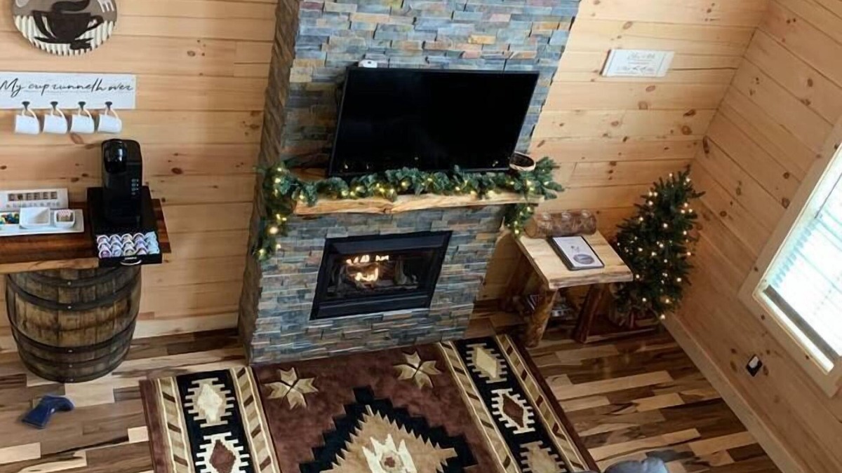 Campbellsville Cabin | You & Me , Deer! Anniversary - Honeymoon Cabin
