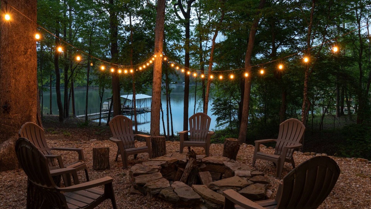 Toccoa House | Young@Hart is a Lakefront home w/Covered Dock, Game Room, 4 Kayaks & Hot Tub!