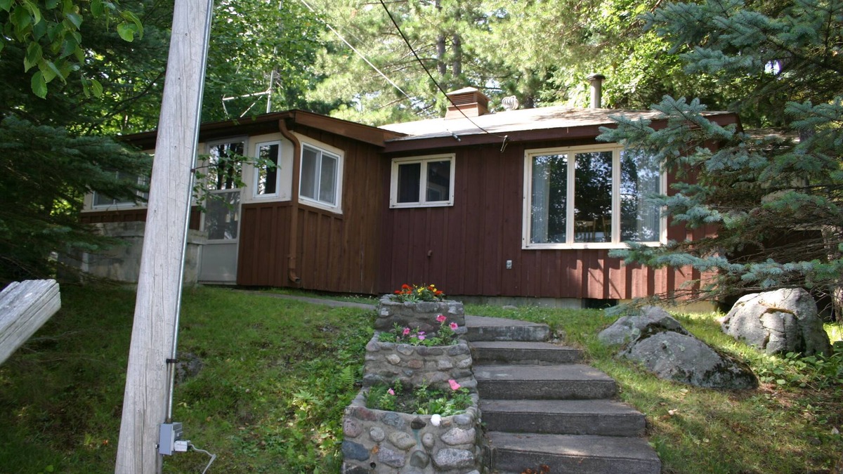 Pelican Lake Cottage | Young's Cabin