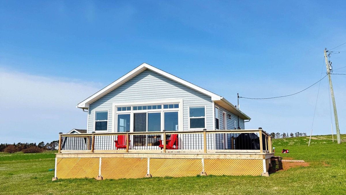 Park Corner Cottage | Your 2 bedroom Blue Cottage Just 2 Minutes away from the Sands of Cousin’s Shore