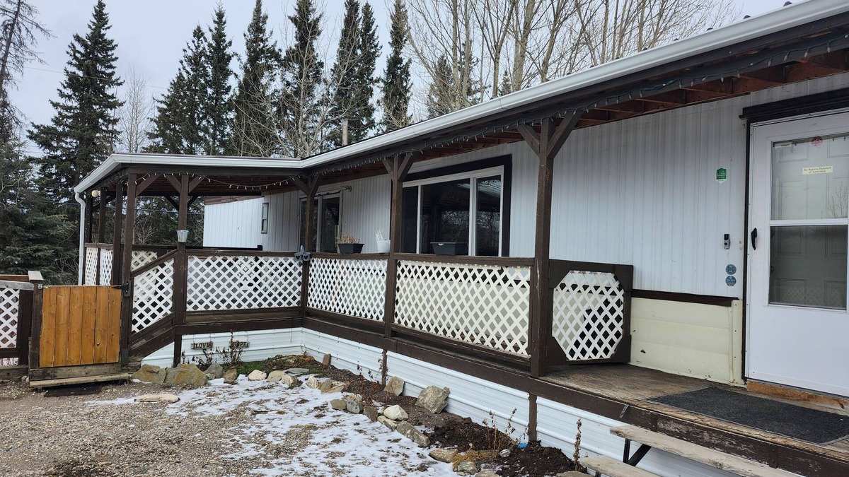 Hinton House | Your adventure starts here!Cozy home,near the rockies! Sleeps 10.