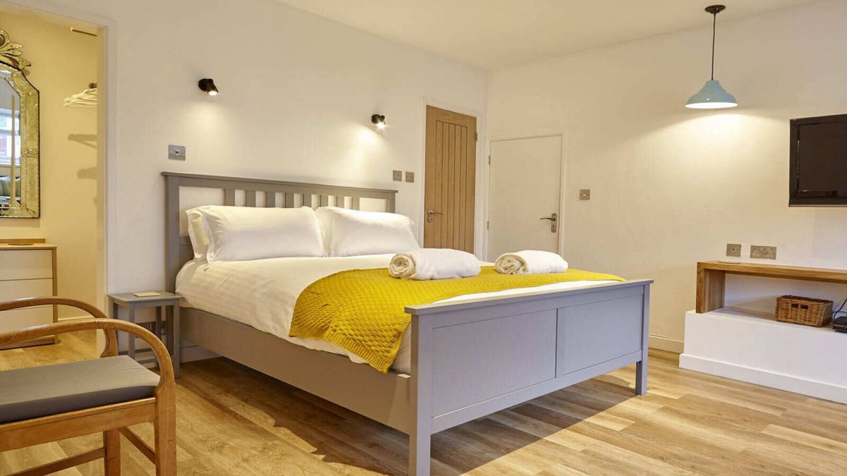 Southville Villa | Your Apartment | Bristol The Mural