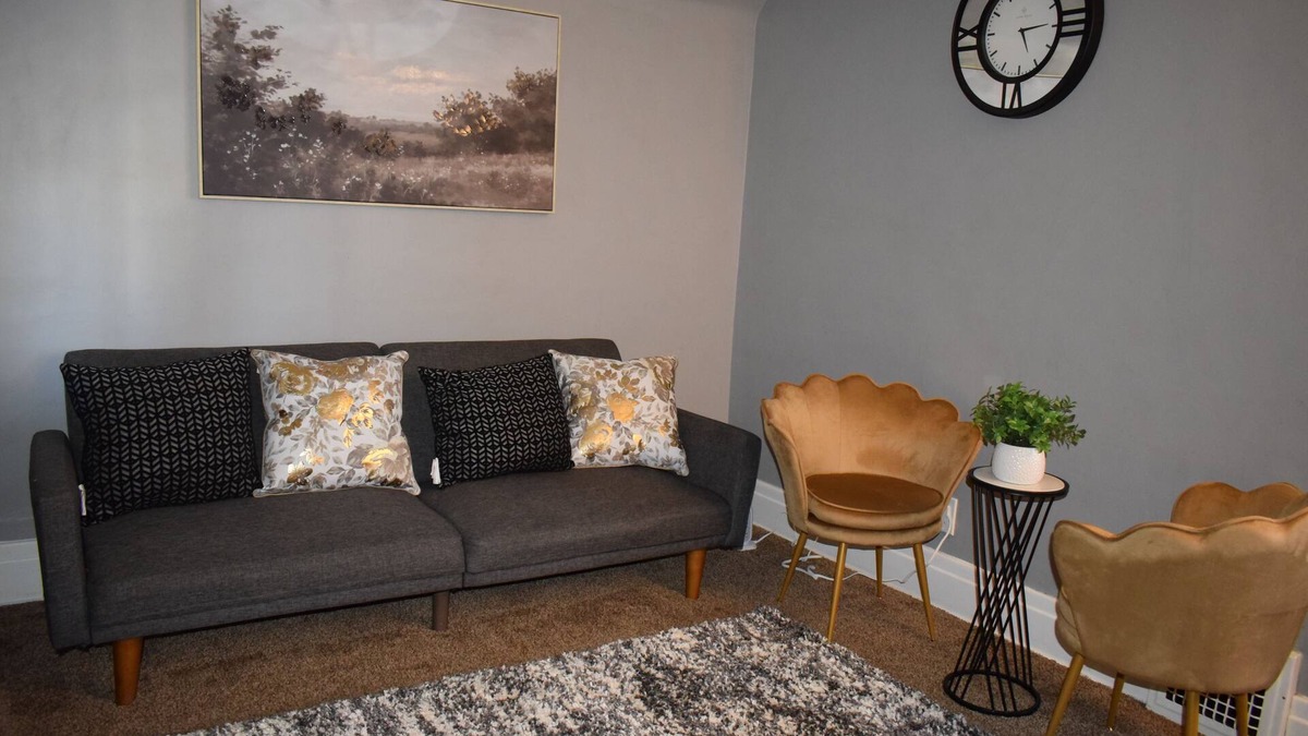 Cheektowaga House | Your Buffalo Hideaway- 2-bedroom with 2 comfy queen-size bed near BUF Airport