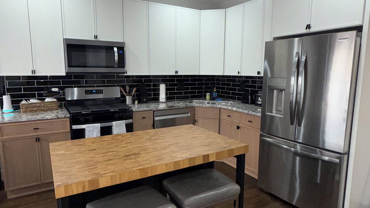 Albany Park Apartment | Your Chicago Home Base – 4BR, 2BA, Sleeps 13, Ideal for Families & Groups!