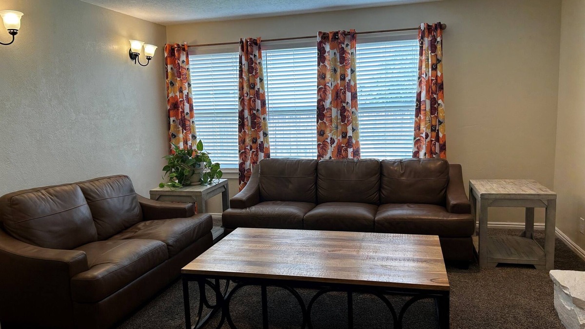 Lakeview House | Your Cozy Getaway: Near It All - Waffles too!